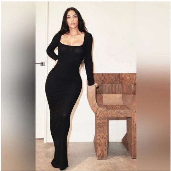 SKIMS SOFT LOUNGE
LONG SLEEVE DRESS - Picture 1 of 13